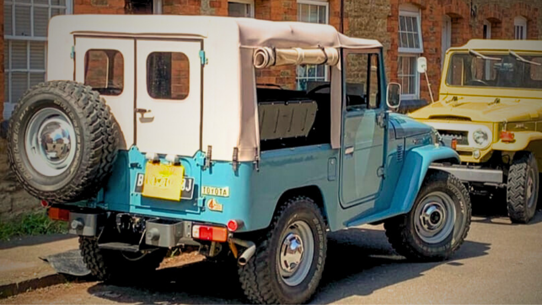 Customer receiving a Scooter99 sidecar at destination