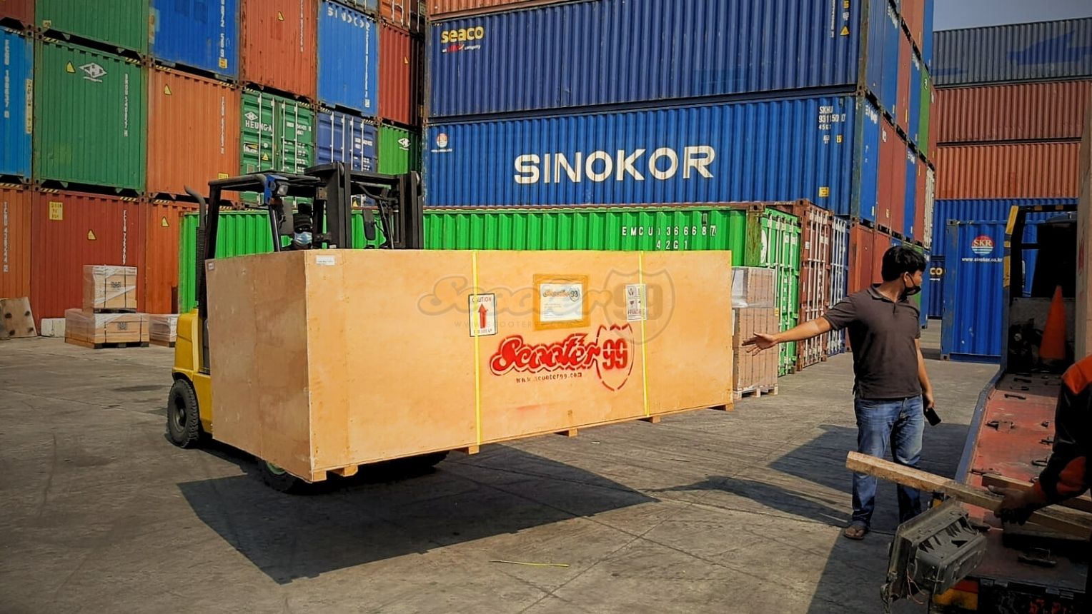 Collage: inspection, padding, crating, documentation, freight loading, arrival