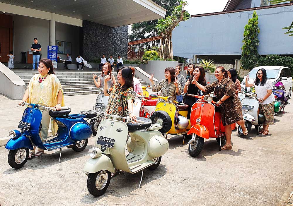 Rent Vespa Jakarta for red carpet: Vespa LX 150 maroon with fiberglass sidecar
