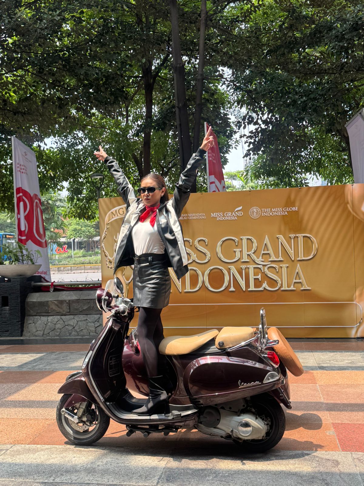 Pose on Vespa LX 150 maroon with Scooter99 fiberglass sidecar – rent Vespa sidecar