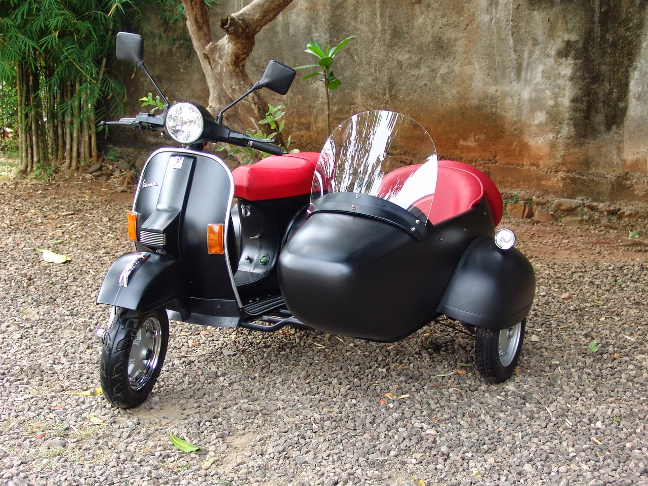 Vespa Italian Scooter PX 150 Sidecar – Classic Black Matte, image size:1280x960
